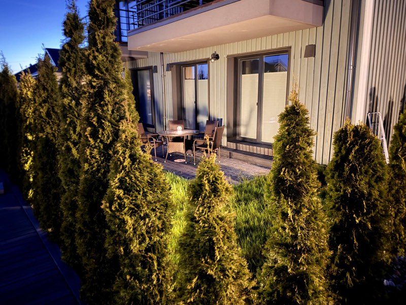Privati terasa vakare prie Vaivorykštės Poolside Apartment
